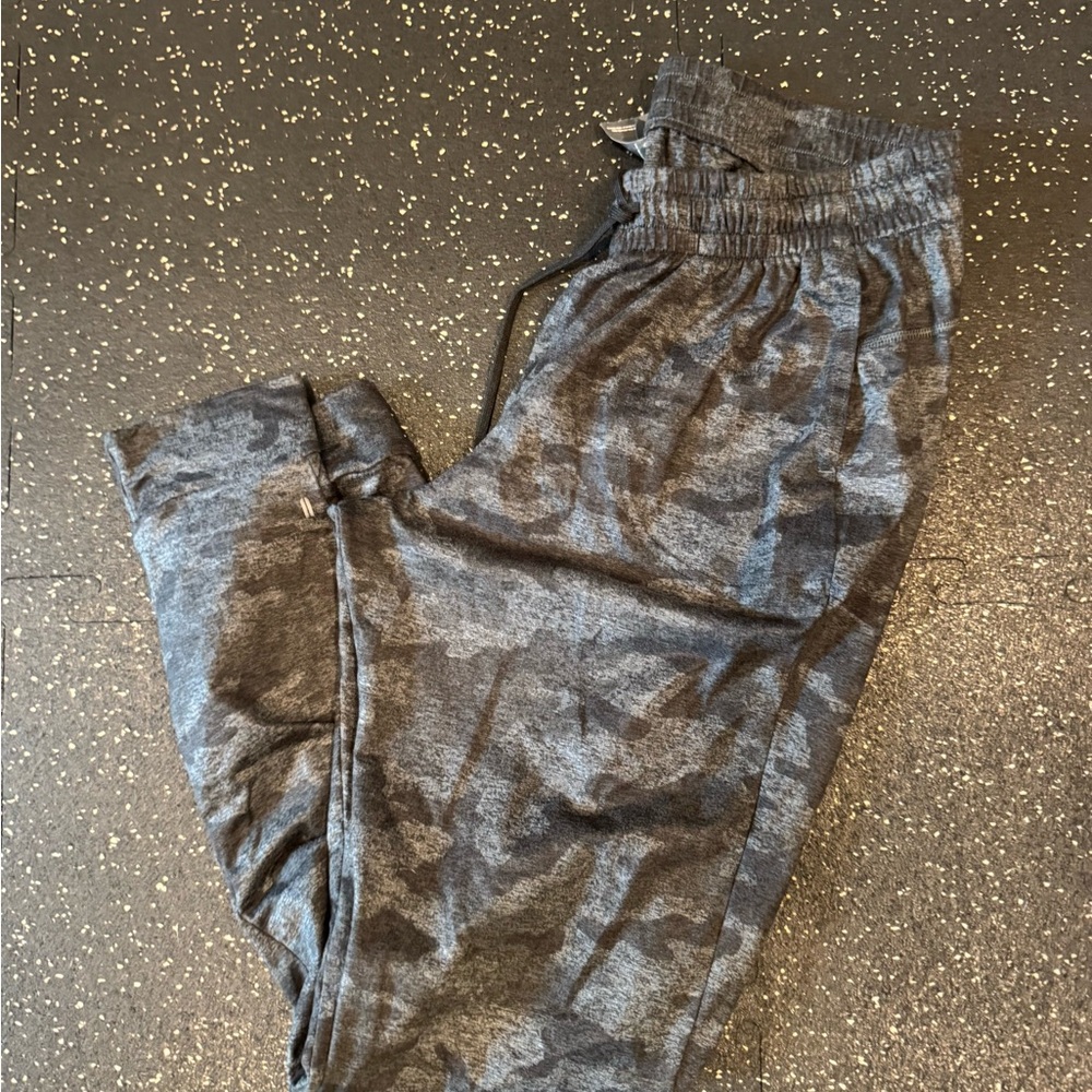 NOBULL Womens Black and Gray Camouflage Joggers